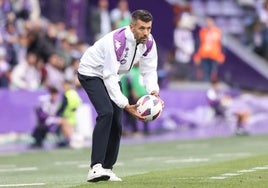 Pezzolano recoge un balón en la banda durante un partido.