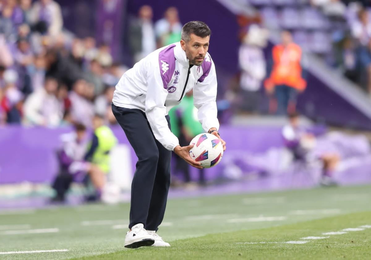 Pezzolano recoge un balón en la banda durante un partido.