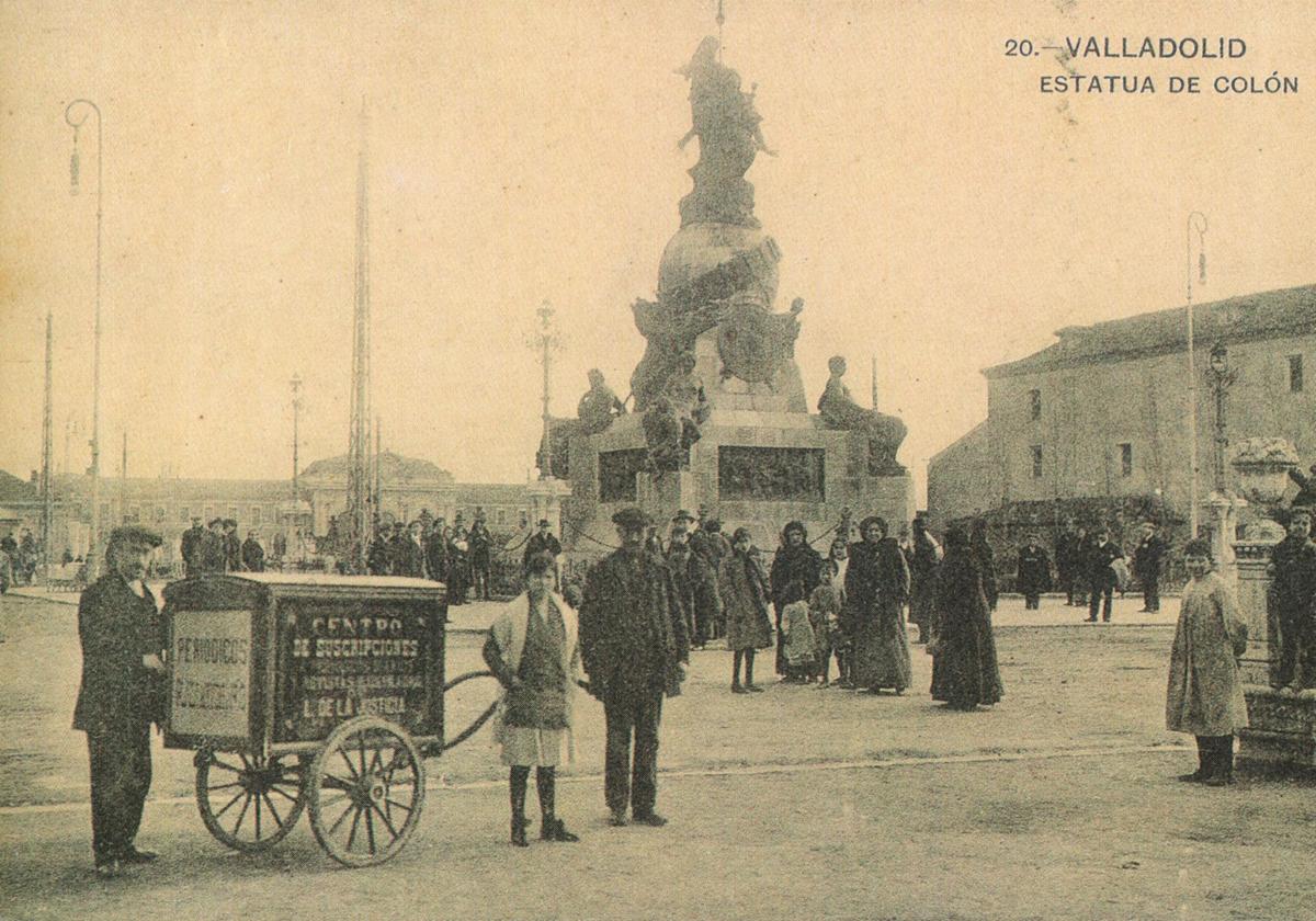 Postal de principios del siglo XX que muestra la estatua a Colón.