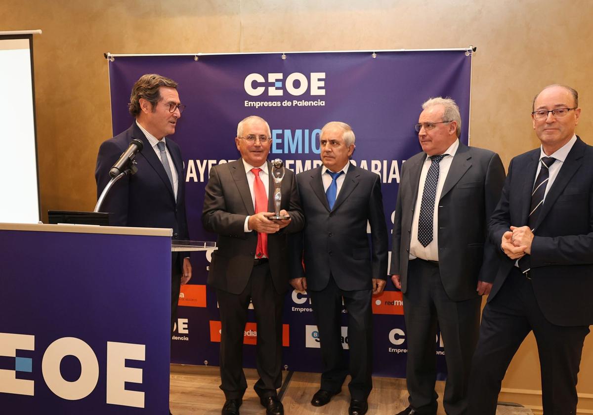 Garamendi, a la izquierda, con los premiados y el presidente de la CEOE Palencia.