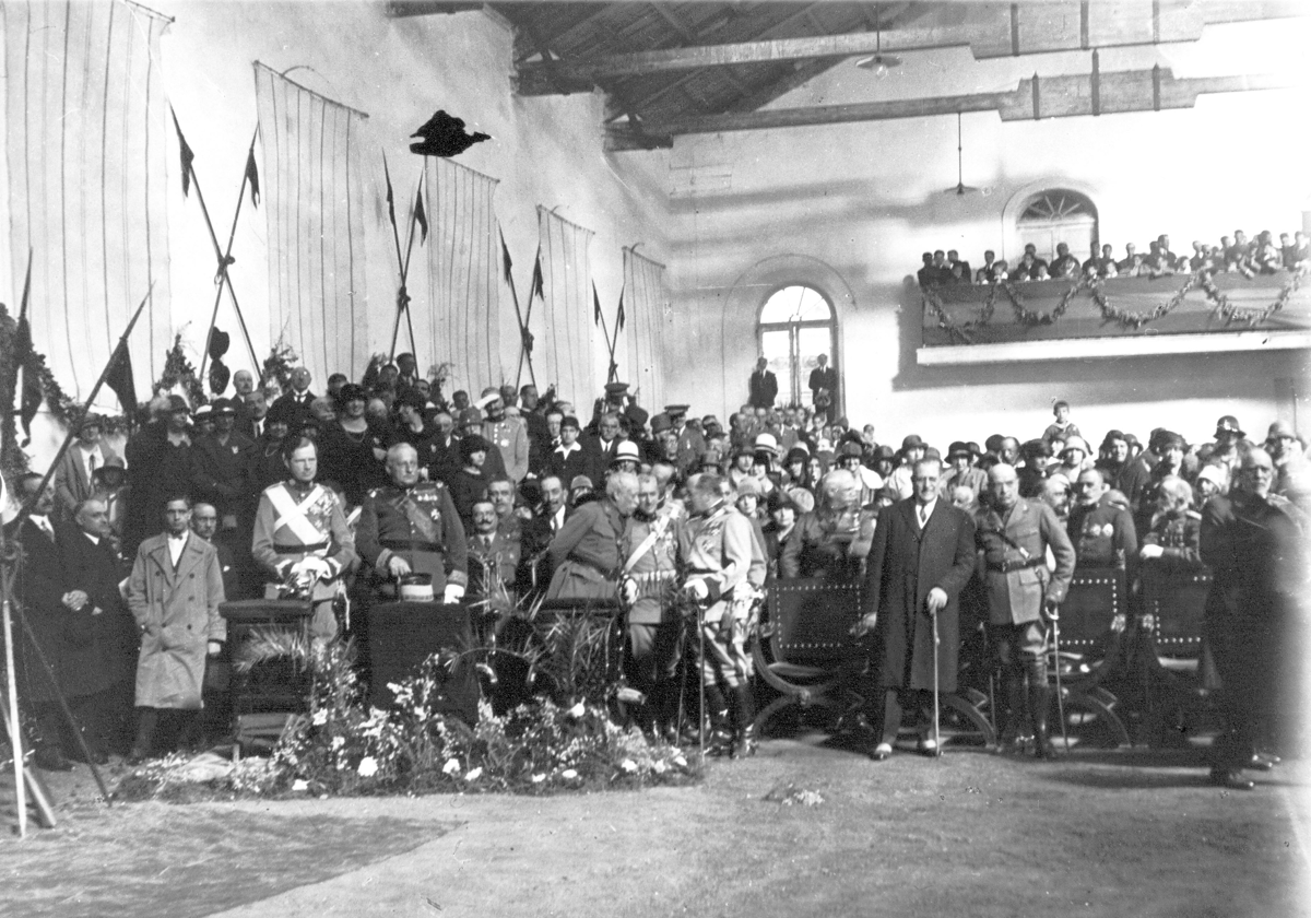 Miguel Primo de Rivera en el interior de la Academia de Caballería durante una visita en 1925.