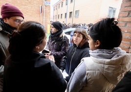 Verónica Hernández y su suegra, Ruth Gabarri, hablan con el Sindicato de Vivienda.