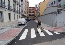 Aceras adoquinadas y calzada recién asfaltada de la calle García Valladolid desde el cruce con Estación.