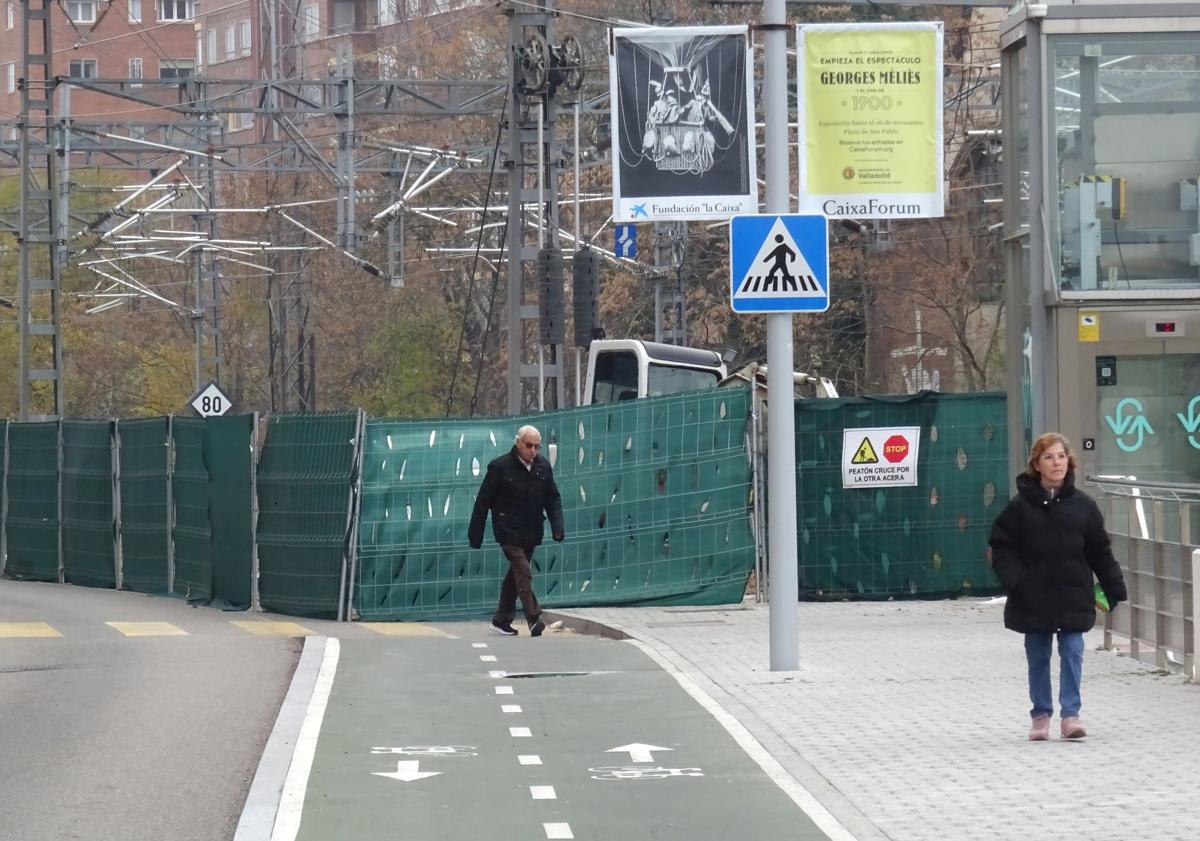 Imagen principal - Arriba, la acera cortada en la calle Estación por las obras en el túnel de Labradores. Debajo, a la izquierda, estacionamientos en batería entre Ferrocarril y Panaderos. A la derecha, el tramo inicial de Estación antes de la boca del túnel y del cruce con Ferrocarril.