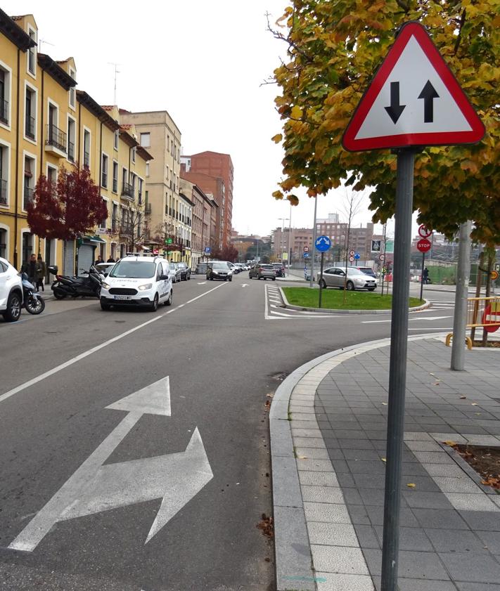 Imagen secundaria 2 - Arriba, la acera cortada en la calle Estación por las obras en el túnel de Labradores. Debajo, a la izquierda, estacionamientos en batería entre Ferrocarril y Panaderos. A la derecha, el tramo inicial de Estación antes de la boca del túnel y del cruce con Ferrocarril.