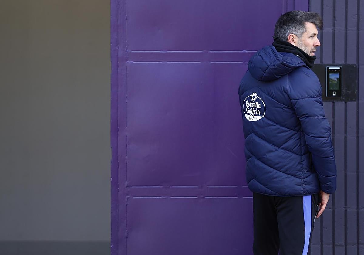 Paulo Pezzolano, en la puerta de acceso a los vestuarios tras la sesión de entrenamiento del Real Valladolid del pasado lunes.