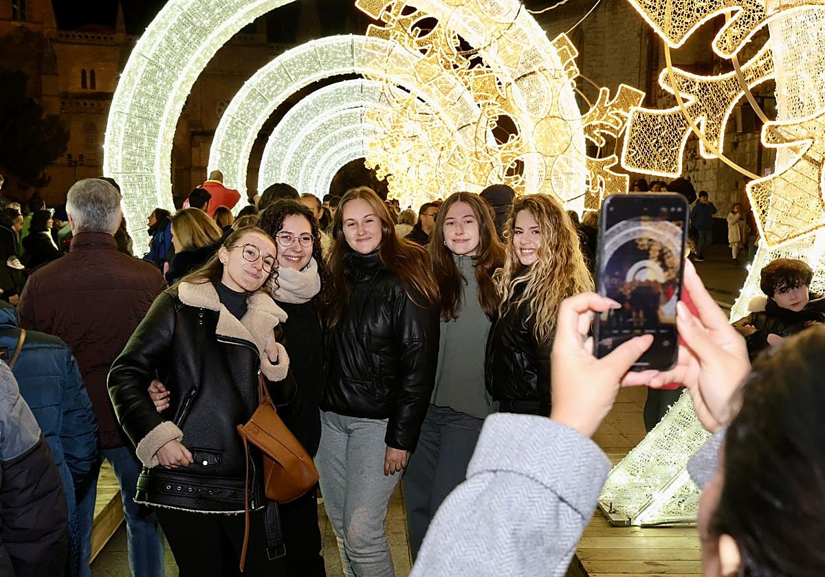 Tres millones de puntos de luz iluminan ya la Navidad en Valladolid