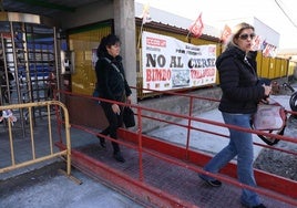 Dos trabajadoras de Bimbo salen de la fábrica el pasado día 11.