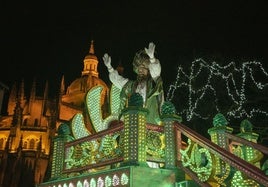 El rey Gaspar, en una de las carrozas alquiladas para la cabalgata del pasado año.