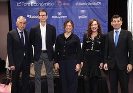 Miriam González, junto a los organizadores y los patrocinadores del Foro Económico