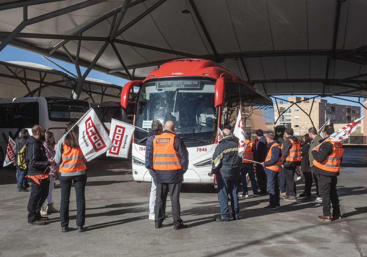 Piquetes informativos de Comisiones Obreras de Segovia en la estación de autobuses.