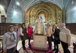 Hijas de María de Nava del Rey con la talla de la Virgen de los Pegotes.