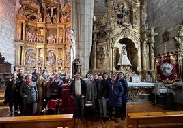 Varios vecinos de Torrelobatón ante la imagen del Padre Hoyos