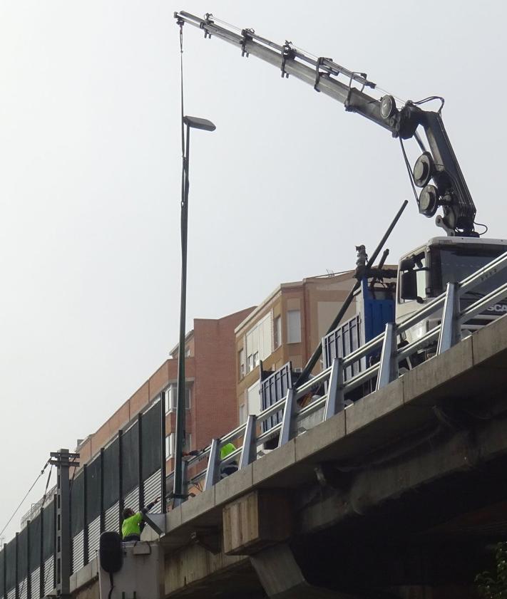 Imagen secundaria 2 - Detalles de los soportes de los nuevos quitamiedos del viaducto de Arco de Ladrillo y colocación (debajo, a la derecha) de una farola adosada al borde.