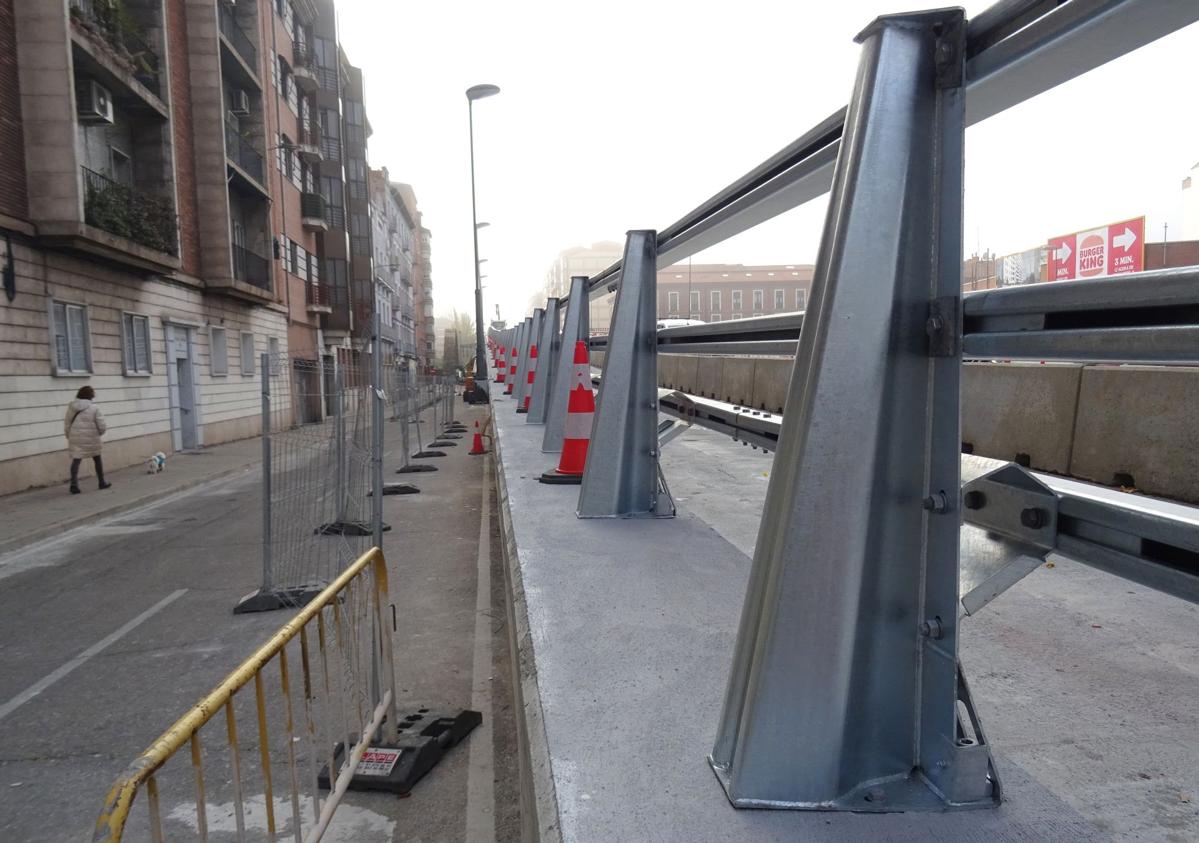 Imagen secundaria 1 - Detalles de los soportes de los nuevos quitamiedos del viaducto de Arco de Ladrillo y colocación (debajo, a la derecha) de una farola adosada al borde.