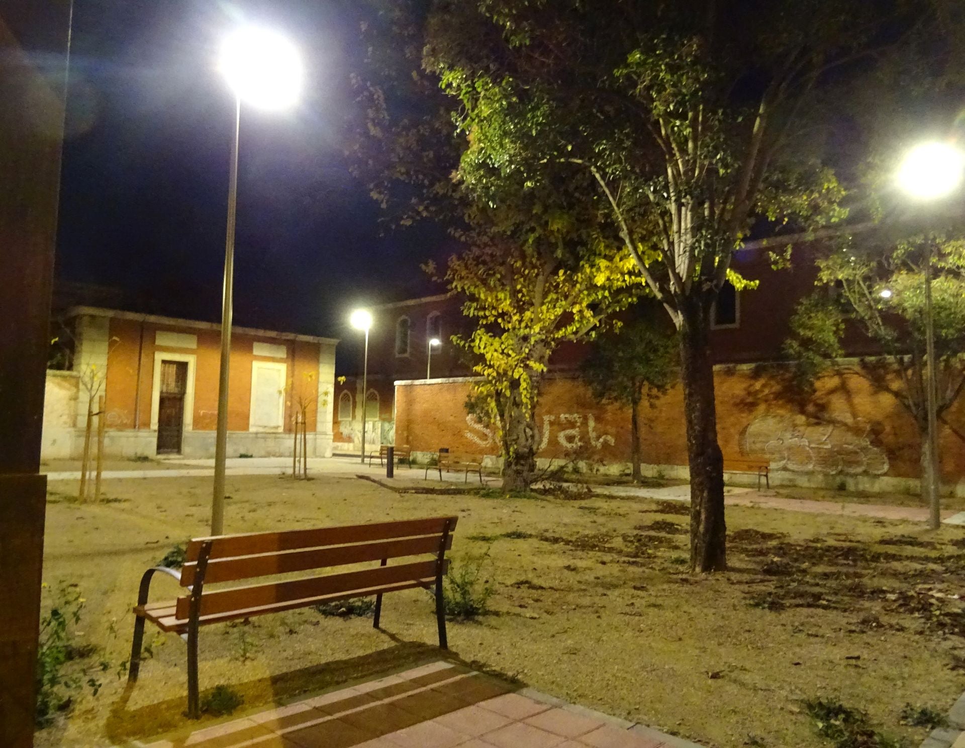 Las imágenes de las calles sin vida del cuartel de Farnesio, iluminadas desde hace cuatro meses