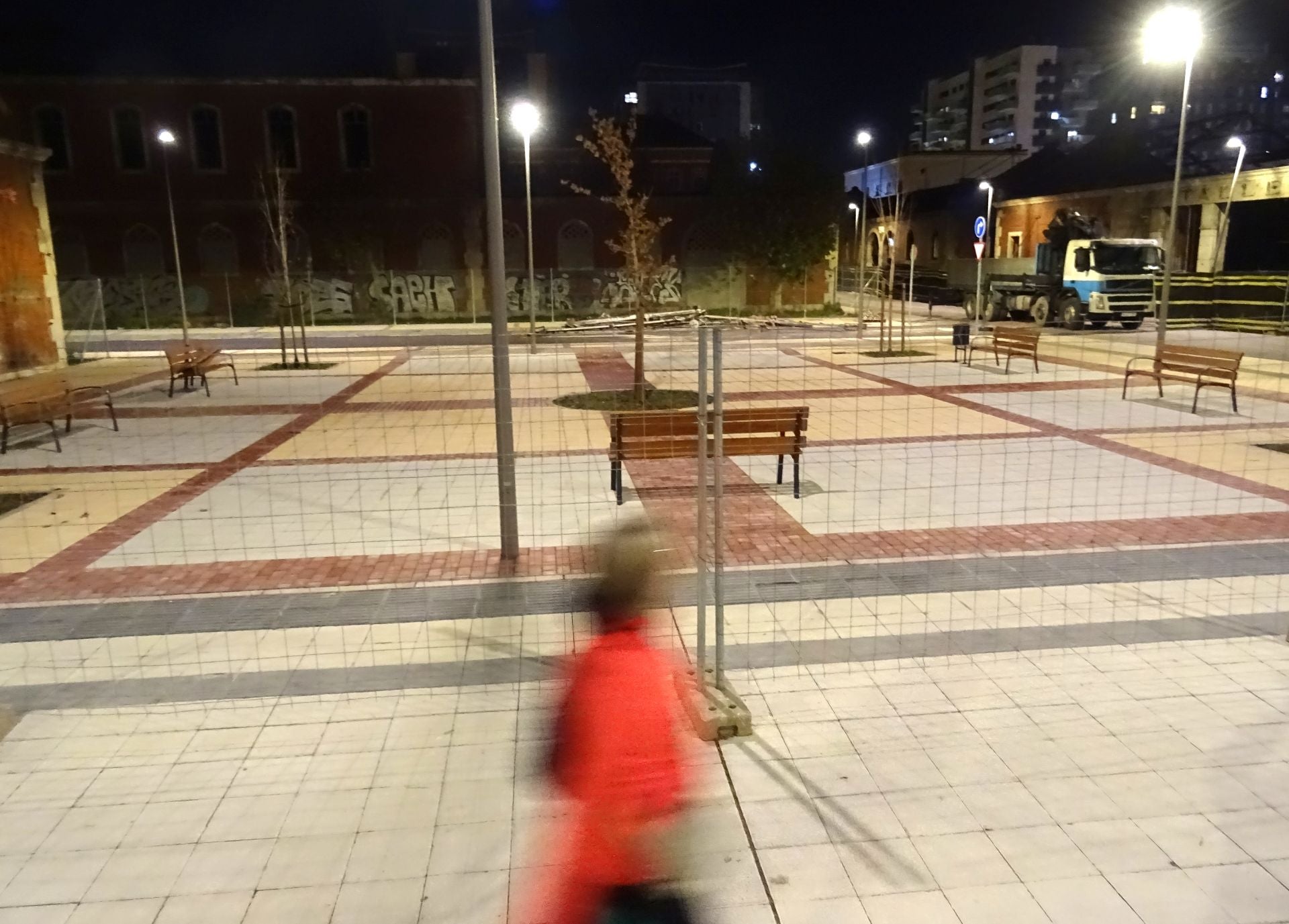 Las imágenes de las calles sin vida del cuartel de Farnesio, iluminadas desde hace cuatro meses