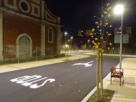 Farolas encendidas en las calles cerradas a peatones y vehículos del interior del antiguo cuartel Conde Ansúrez, urbanizadas desde el pasado verano.