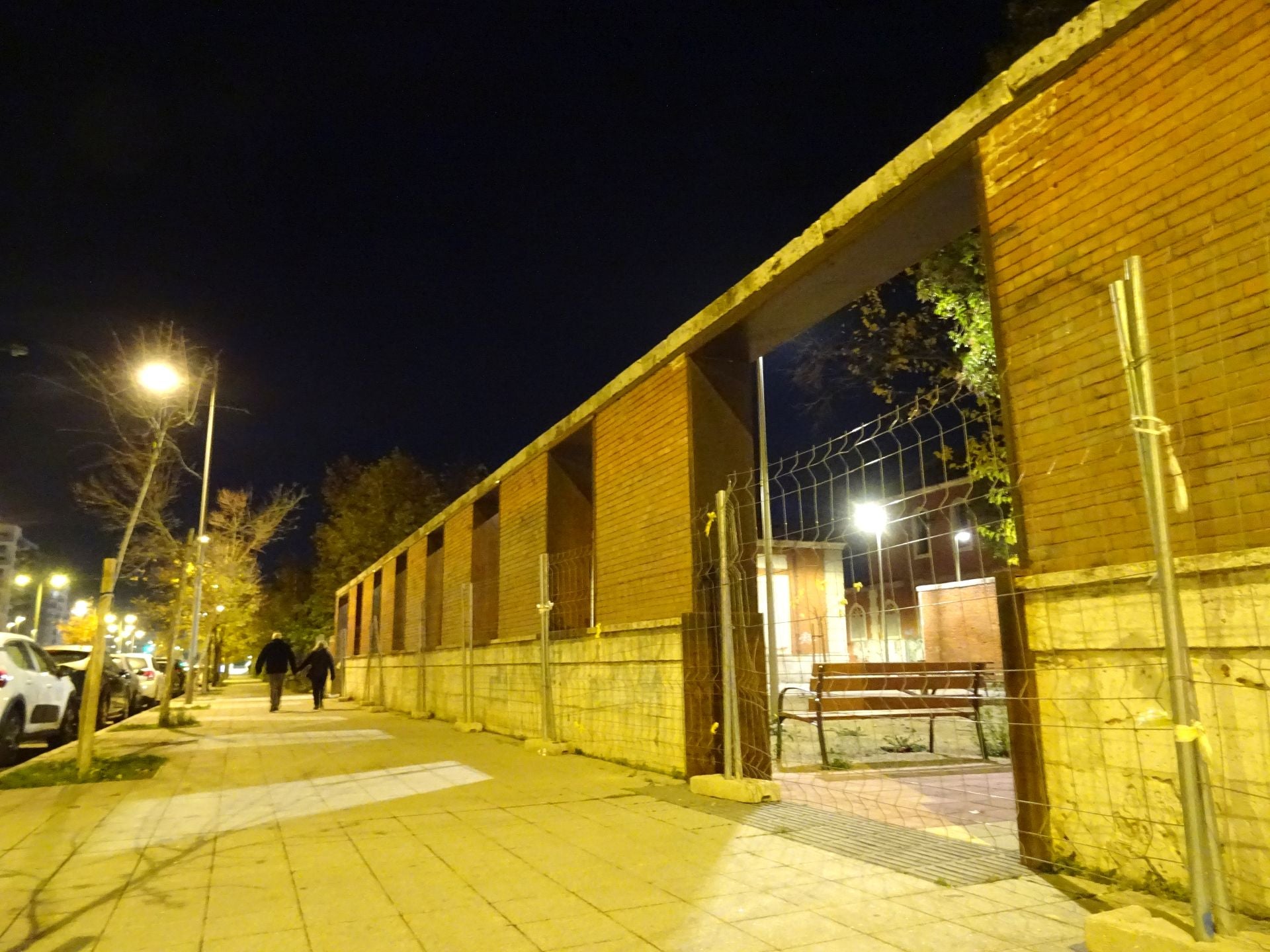 Las imágenes de las calles sin vida del cuartel de Farnesio, iluminadas desde hace cuatro meses