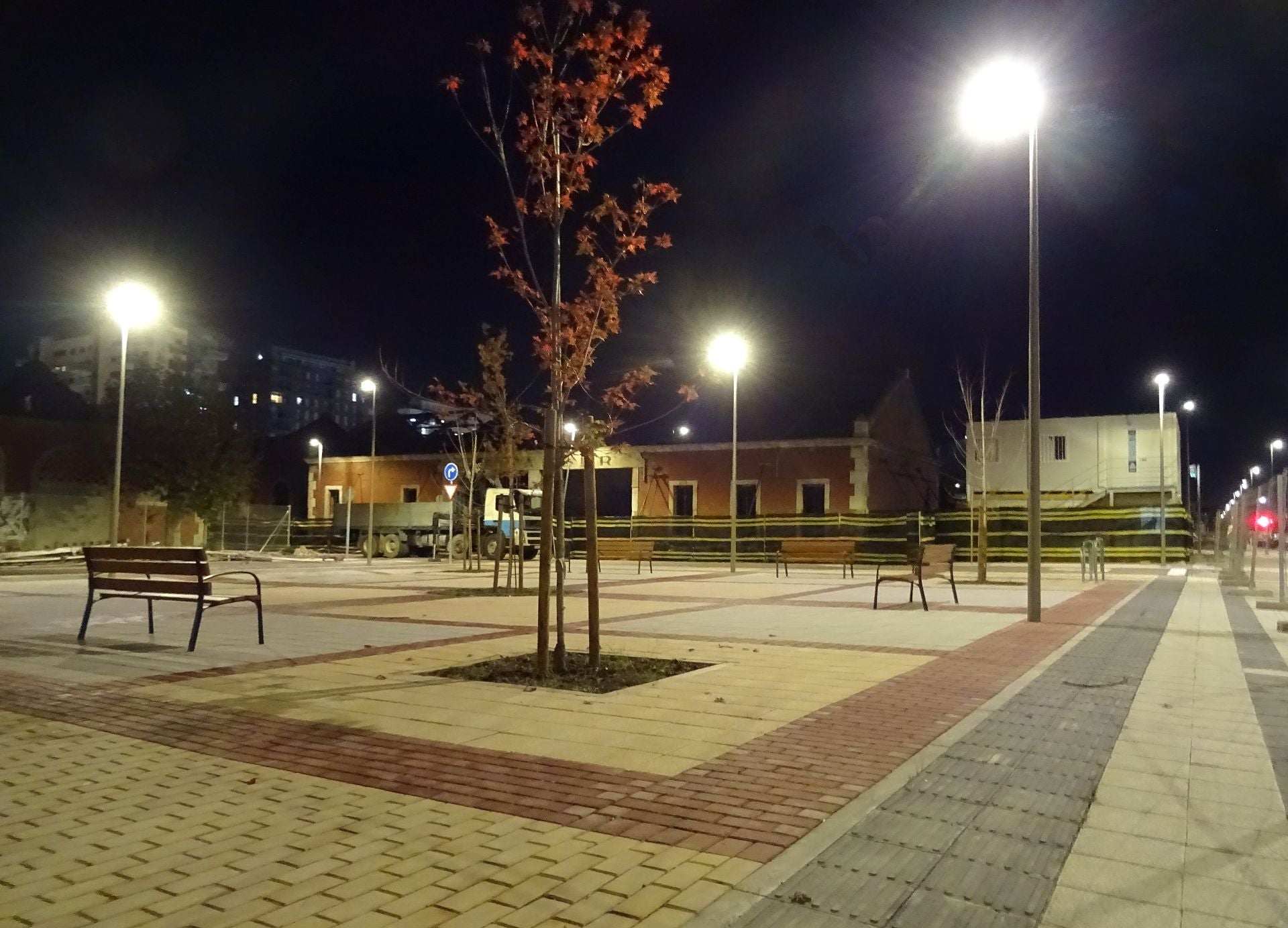 Las imágenes de las calles sin vida del cuartel de Farnesio, iluminadas desde hace cuatro meses