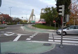 Un coche se dispone a acceder a la avenida de Zamora por la nueva salida desde el Callejón de la Alcoholera.