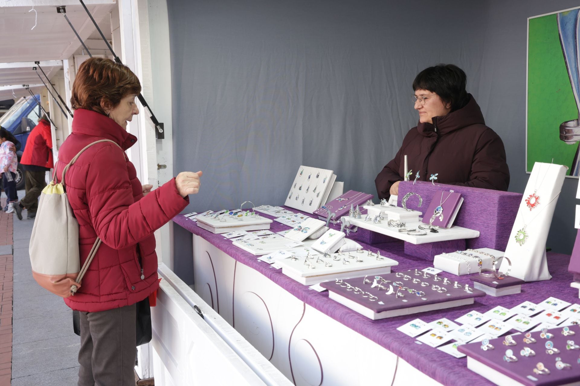 Las imágenes del mercado navideño en la Plaza Mayor de Valladolid