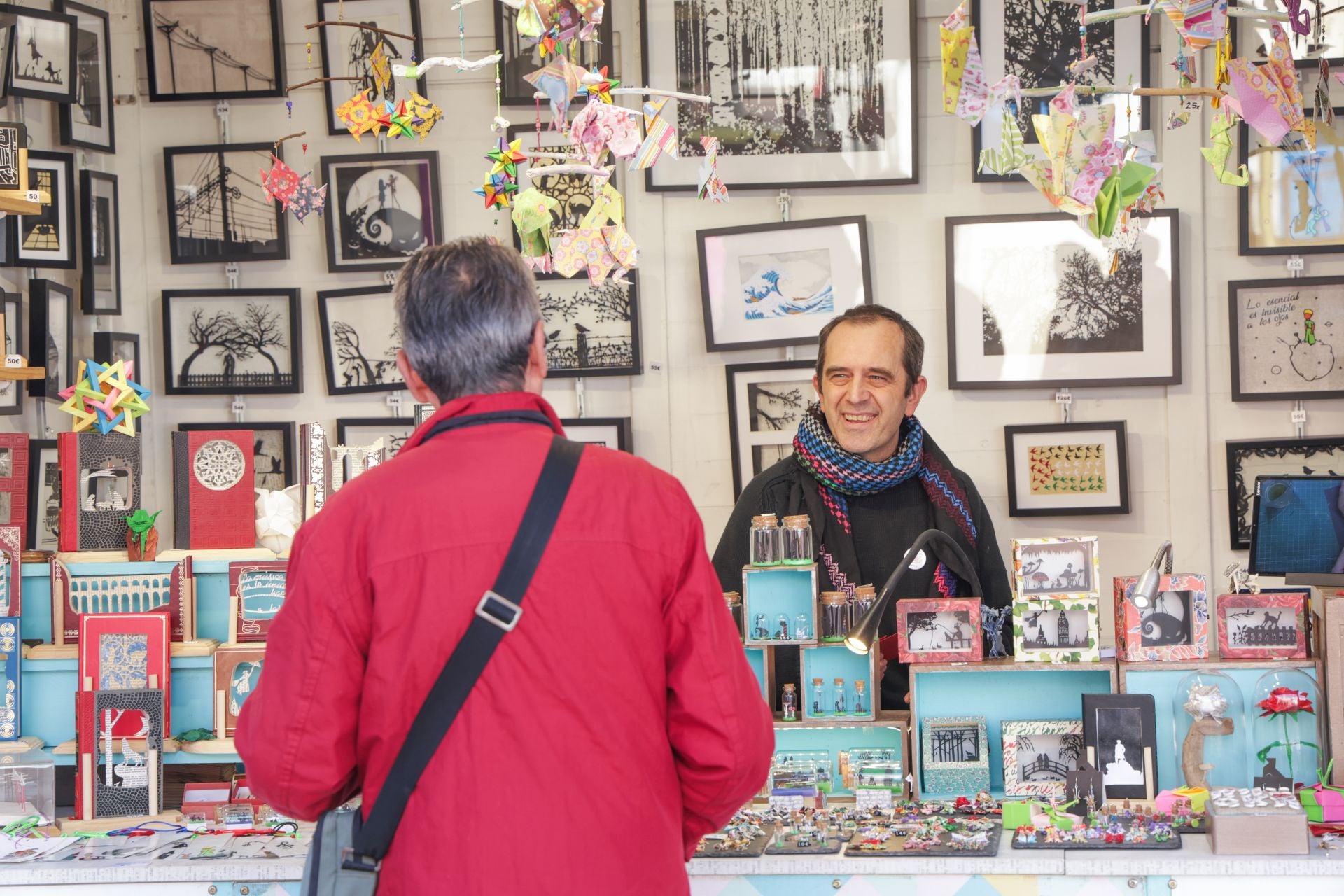 Las imágenes del mercado navideño en la Plaza Mayor de Valladolid