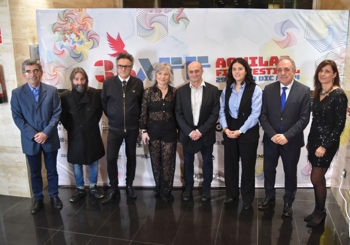 Foto de familia de los premiados y representantes de las instituciones.