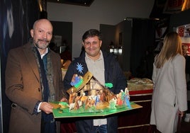 Enrique Gómez y David Muriel junto a uno de los belenes de la muestra