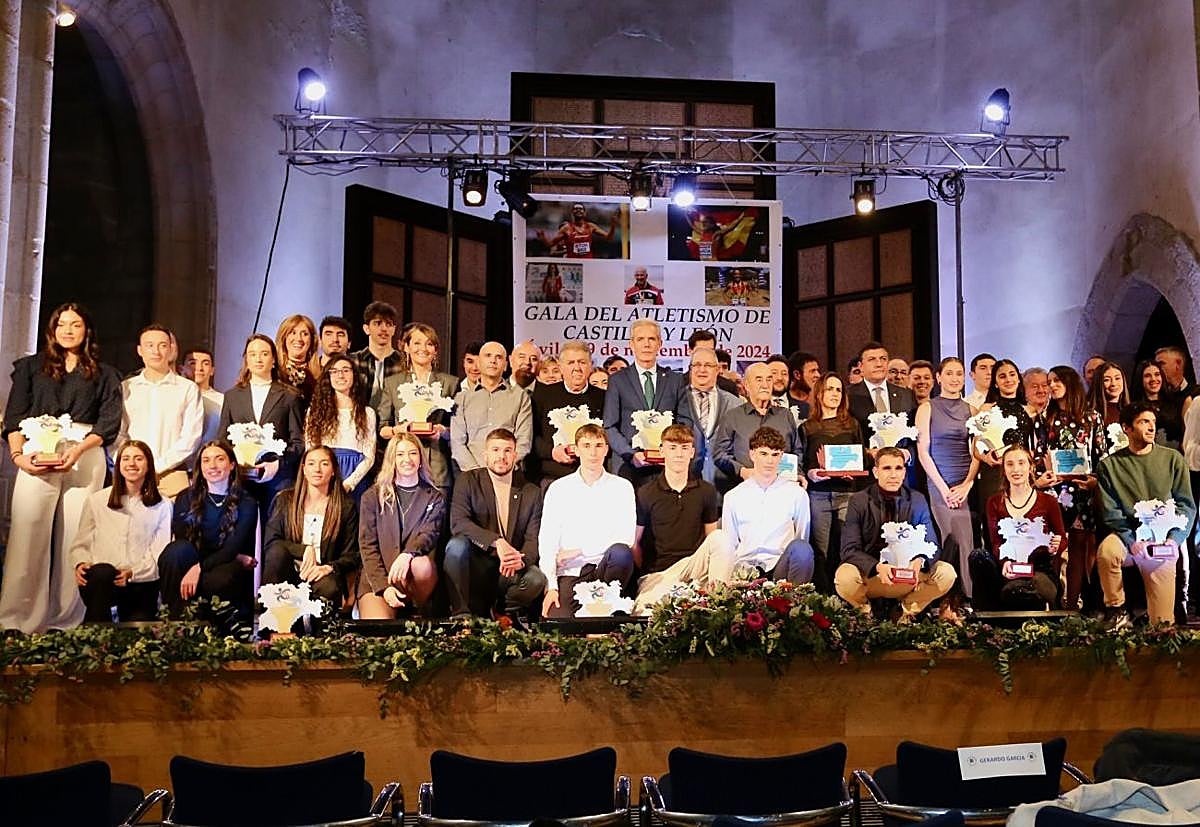 Foto de familia con todos los premiados en la gala celebrada en Ávila.