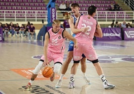 Kovacevic aprovecha el bloqueo de Sergio para ganarle terreno a su par.