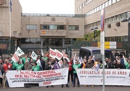 Huelga de Auvasa en las puertas de la Subdelegación del Gobierno.