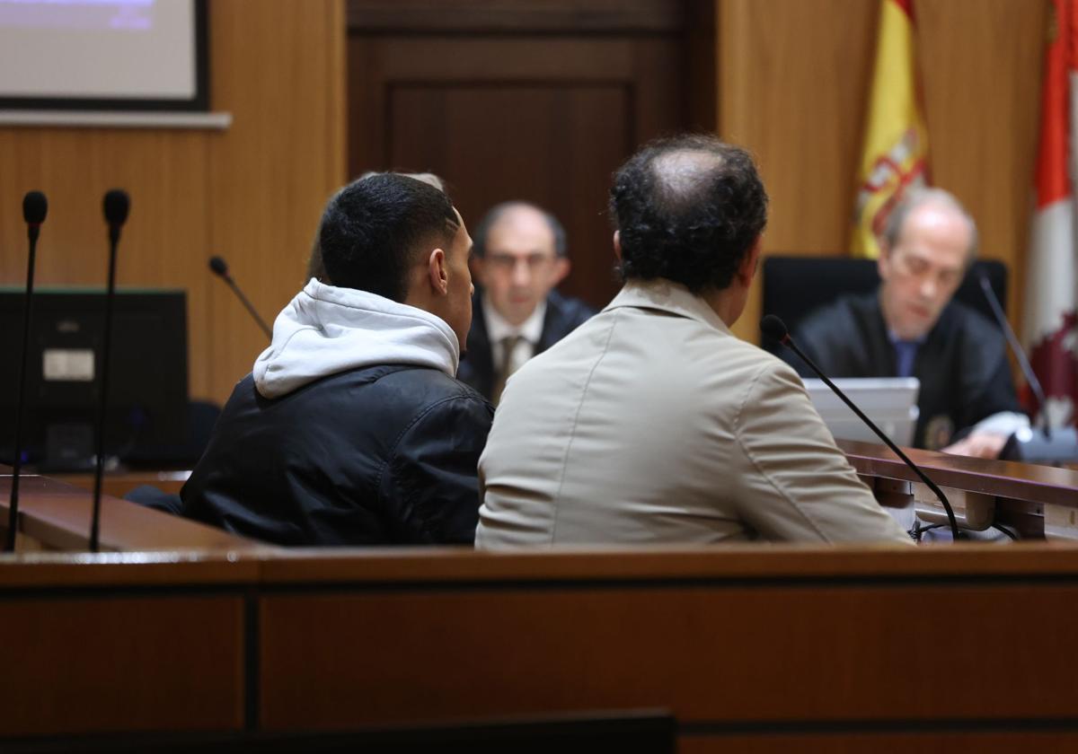 El condenado Soufian Smires, con capucha blanca, durante la celebración del juicio en la Audiencia de Valladolid.