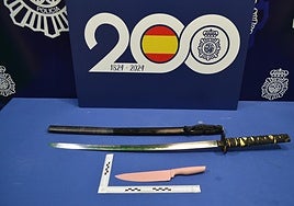 Las armas con las que el hombre amenazó a los clientes del bar.