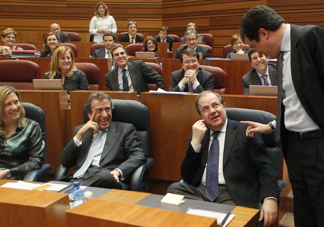 Óscar López bromea con Juan Vicente Herrera y procuradores del PP, entre ellos Mañueco, en un pleno de las Cortes.