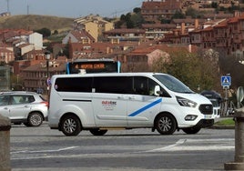 Taxi adaptado en la plaza Oriental de Segovia.