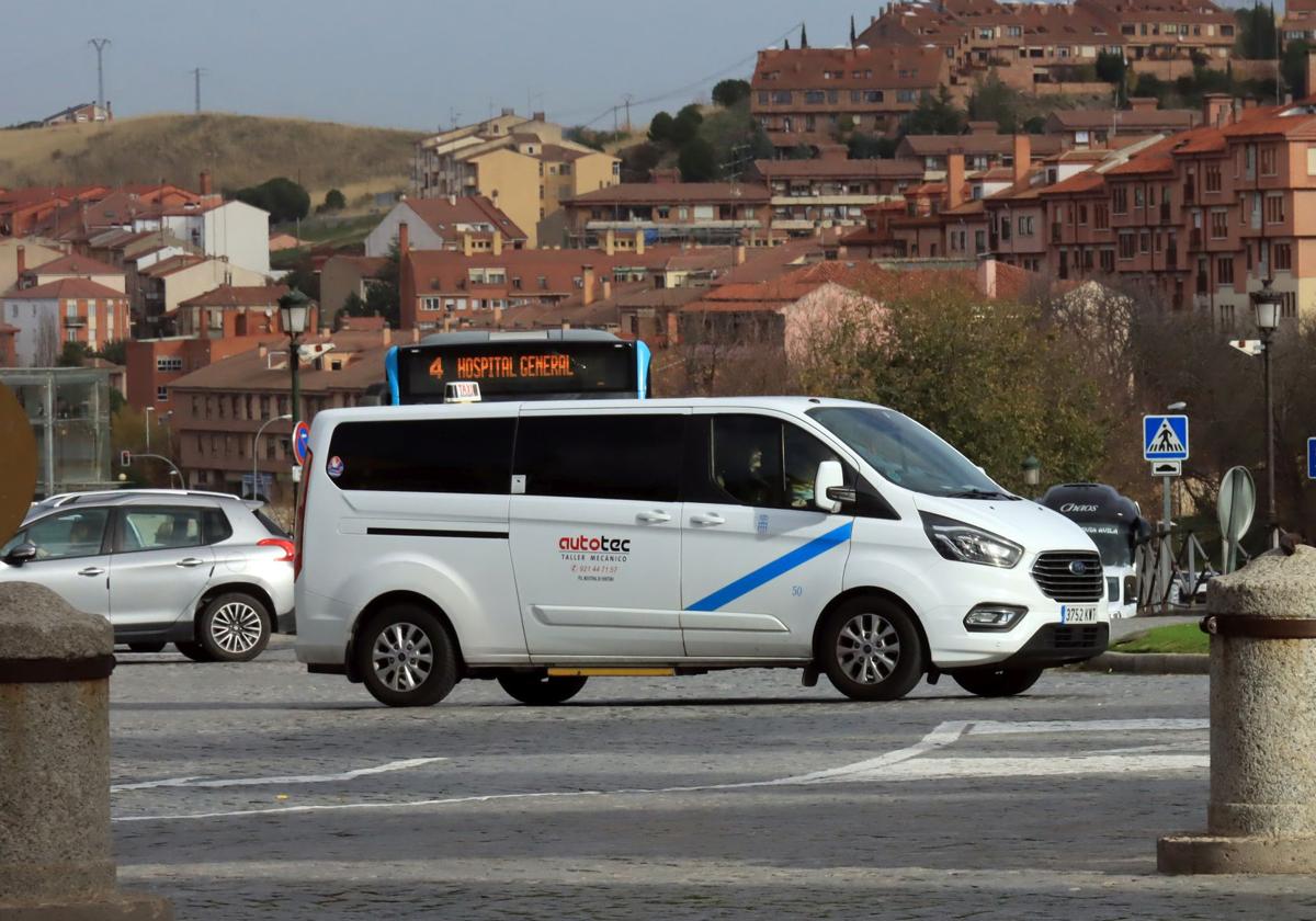 Taxi adaptado en la plaza Oriental de Segovia.
