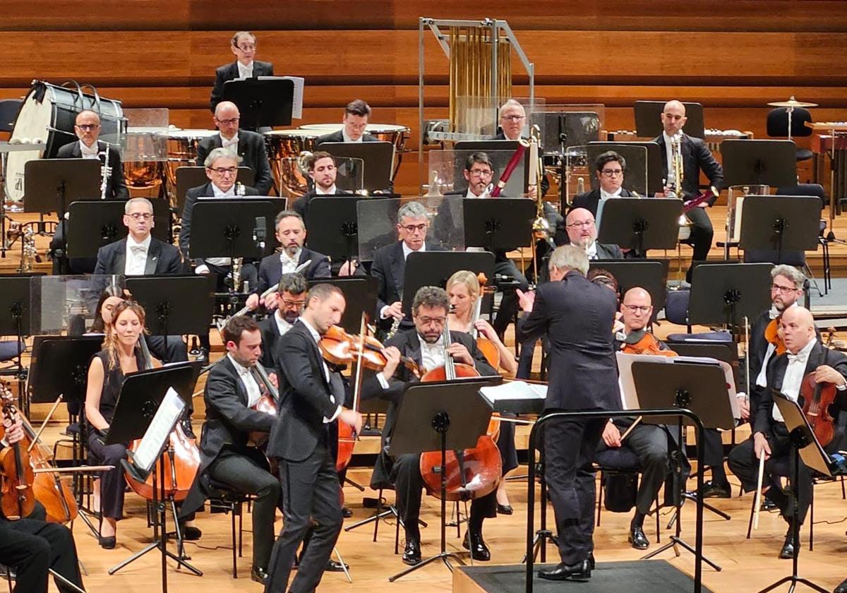 El violista residente Antoine Tamestit, durante el concierto.