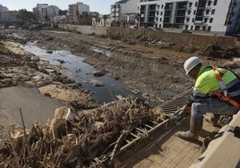 Uno de los puentes destrozados por la riada en Paiporta.