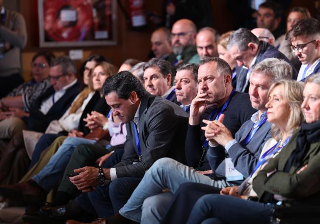 Primera fila de cargos públicos, con el eurodiputado Raúl de al Hoz.