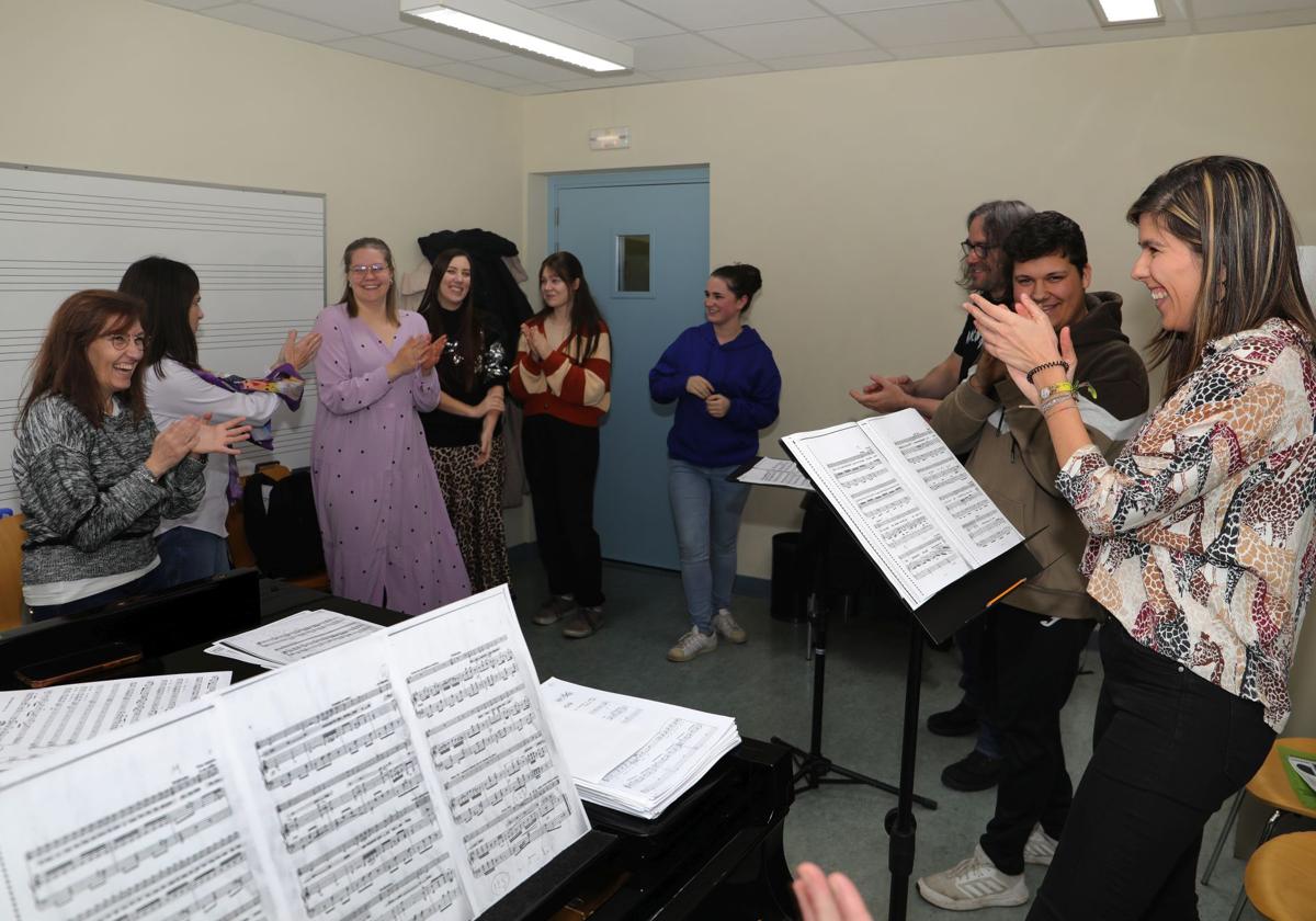 La profesora de Canto de Palencia María del Monte dirige una clase.