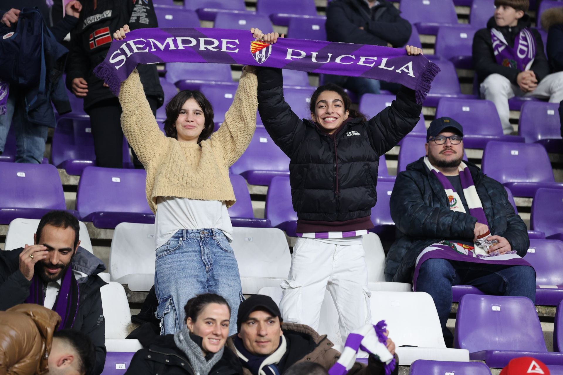 Búscate en la grada del estadio José Zorrilla (1/4)