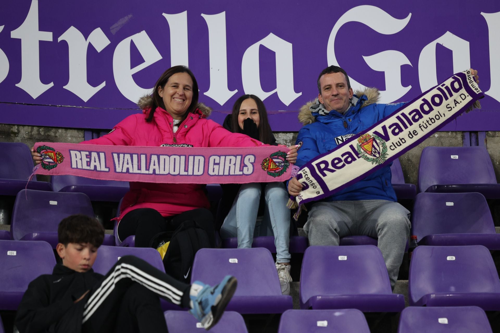 Búscate en la grada del estadio José Zorrilla (1/4)