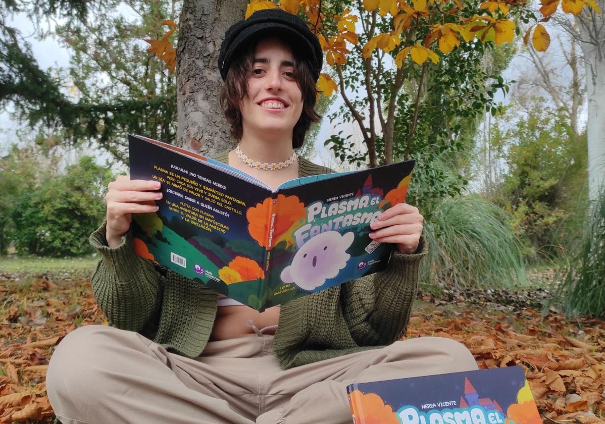 Nerea Vicente, con su primer libro de literatura infanti.