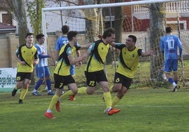 Los jugadores del Mojados celebran el gol de Méndez a la Arandina.