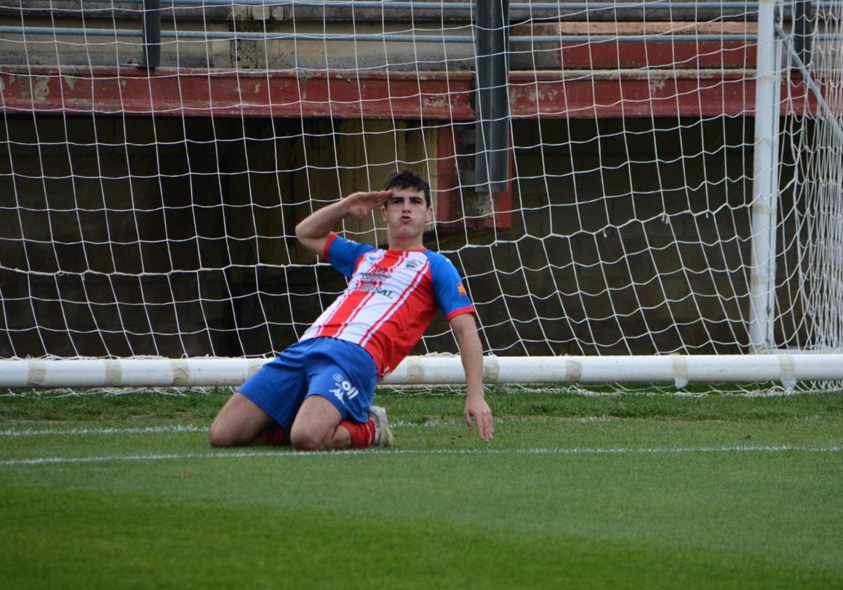 Torres, del Tordesillas, celebra el gol del empate ante el CD La Virgen del Camino.