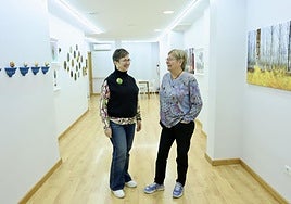 Maria Jesús Prieto y Concha Gay, junto a sus obras en la muestra en la galería Espacio.