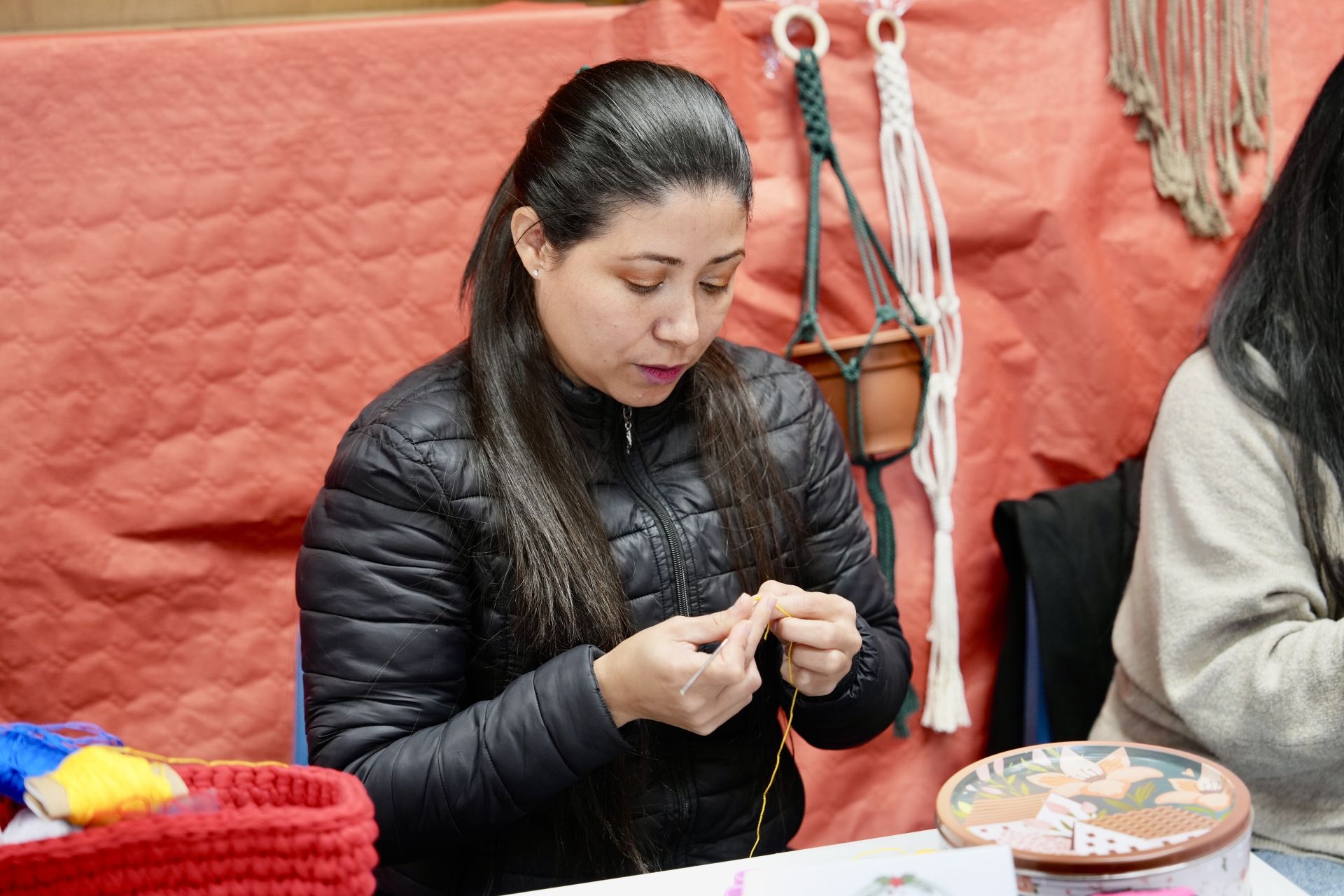 Las imágenes del mercado navideño de la Asociación de Venezolanos de Valladolid