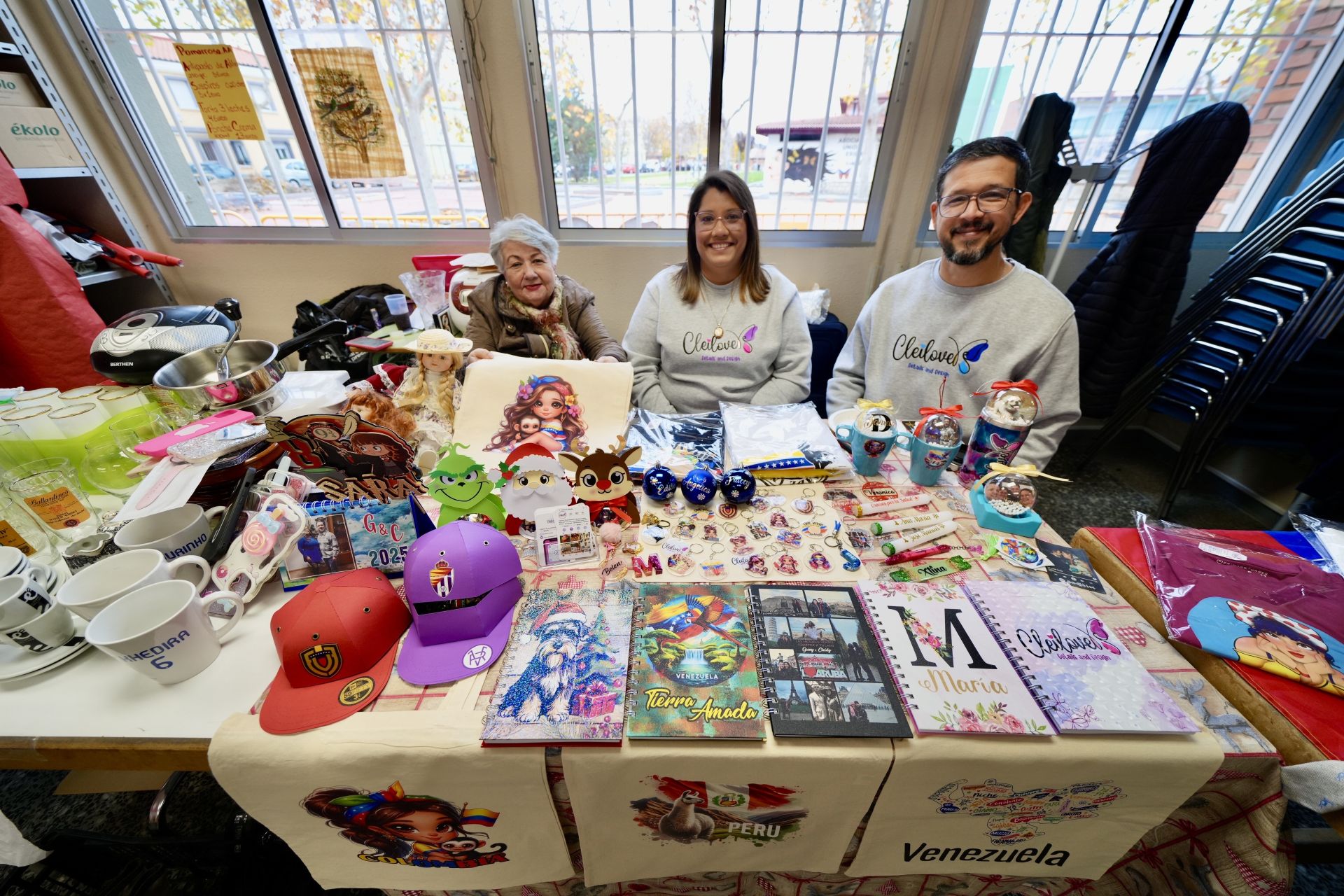 Las imágenes del mercado navideño de la Asociación de Venezolanos de Valladolid