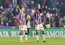 Iván Sánchez y Luis Pérez aguantan en el césped al final del partido en busca de explicaciones.